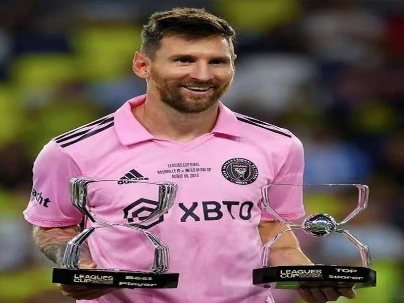 安东内拉晒一家人同美职联奖杯合照：恭喜亲爱的，我们爱你